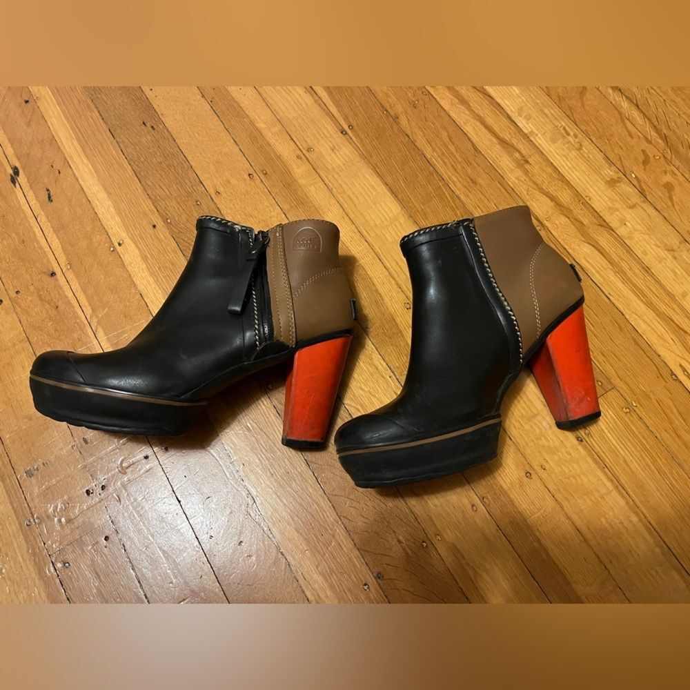 Sorel Medina III black tan rubber ankle rain boots orange block heel 8.5 39.5